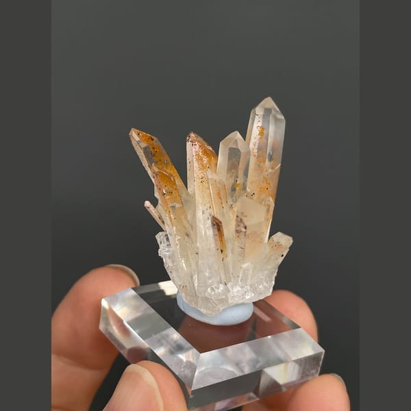 Light brown iron-stained quartz cluster with dolomite from Jinkouhe — alternate view