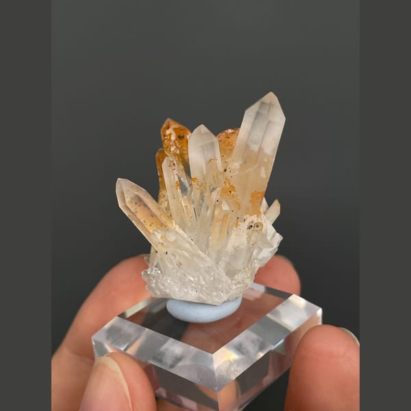 Light brown iron-stained quartz cluster with dolomite from Jinkouhe — alternate view