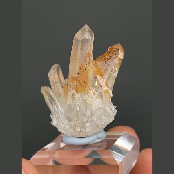 Light brown iron-stained quartz cluster with dolomite from Jinkouhe — detail view