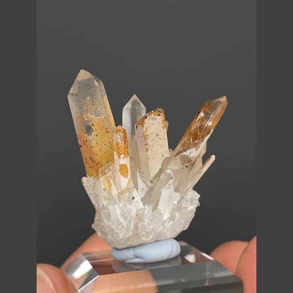 Light brown iron-stained quartz cluster with dolomite from Jinkouhe — detail view