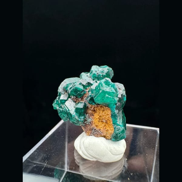 Emerald-green dioptase crystals from the Congo — complete view