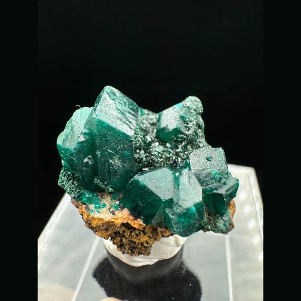 Dioptase with malachite from the Congo — complete view