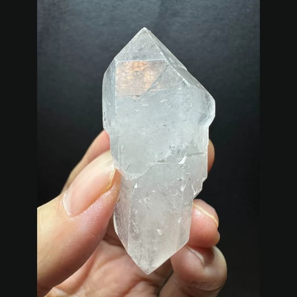 Small double-terminated quartz from Xuebaoding — complete view