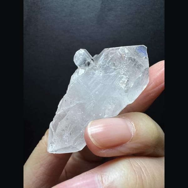 Small double-terminated quartz from Xuebaoding — alternate view