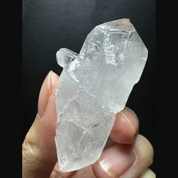 Small double-terminated quartz from Xuebaoding — alternate view