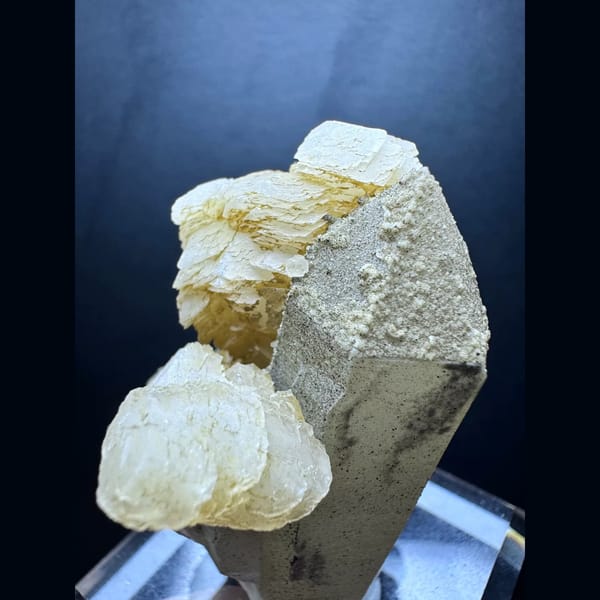 Quartz with yellow petal calcite from Inner Mongolia — alternate view