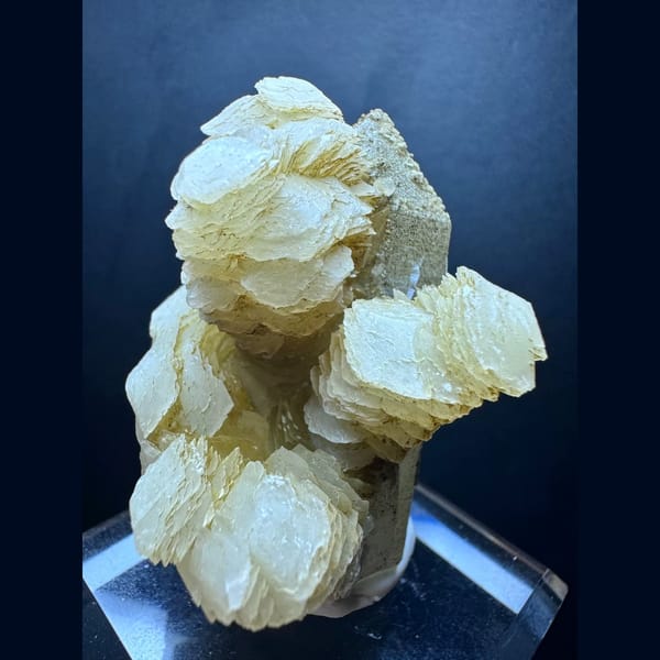 Quartz with yellow petal calcite from Inner Mongolia — detail view