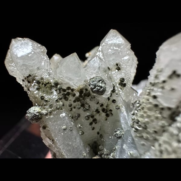Screw quartz cluster with interference pattern from Inner Mongolia — detail view