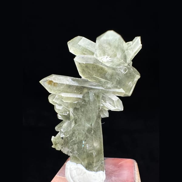 Green phantom signpost quartz from Nepal — complete view