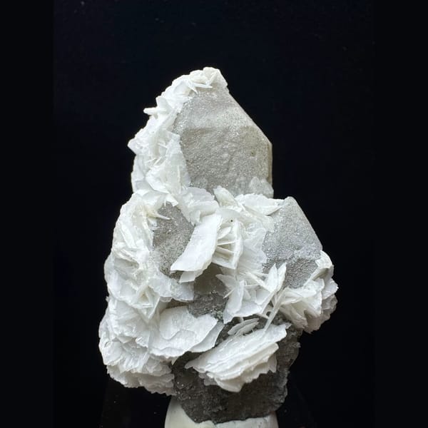 Quartz with white petal calcite from Inner Mongolia — complete view