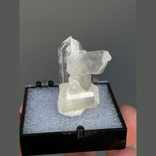 Small clear quartz group with white barite from Jinkouhe — complete view