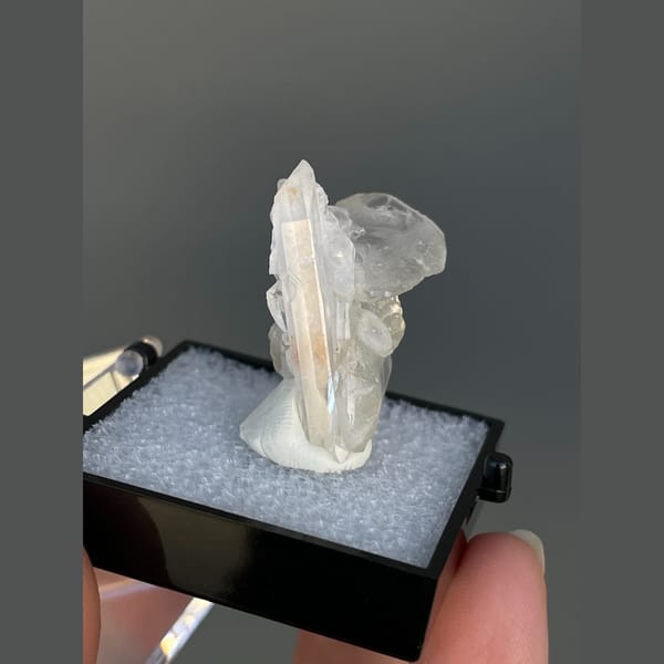 Small clear quartz group with white barite from Jinkouhe — alternate view