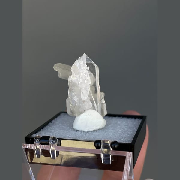 Small clear quartz group with white barite from Jinkouhe — alternate view