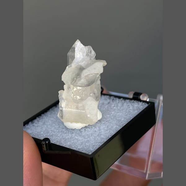 Small clear quartz group with white barite from Jinkouhe — detail view