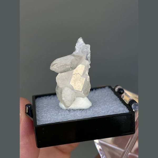 Small clear quartz group with white barite from Jinkouhe — detail view