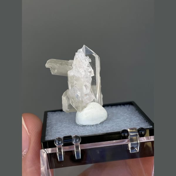 Small clear quartz group with white barite from Jinkouhe — detail view