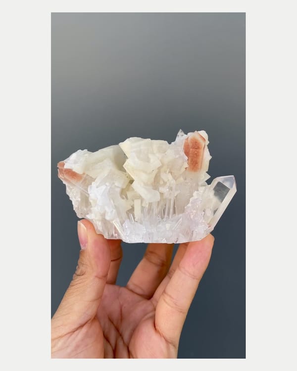 Complete front view of baryte with quartz crystals