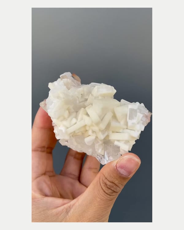 Complete reverse view of baryte with quartz crystals