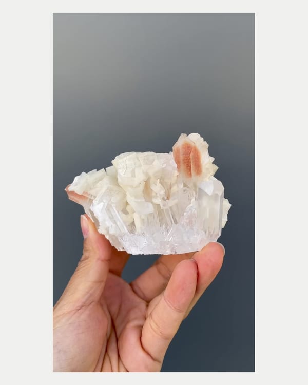 Complete right oblique view of baryte with quartz crystals