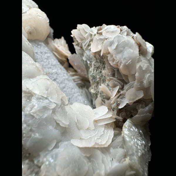 Sugar quartz with gradient petal calcite from Inner Mongolia — detail view