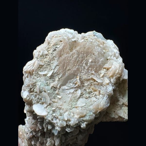 Sugar quartz with gradient petal calcite from Inner Mongolia — detail view