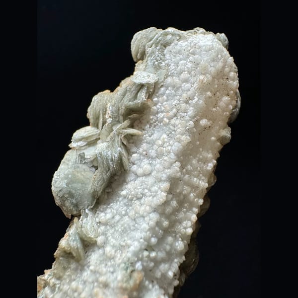 Sugar quartz with green petal calcite and red mud from Inner Mongolia — detail view