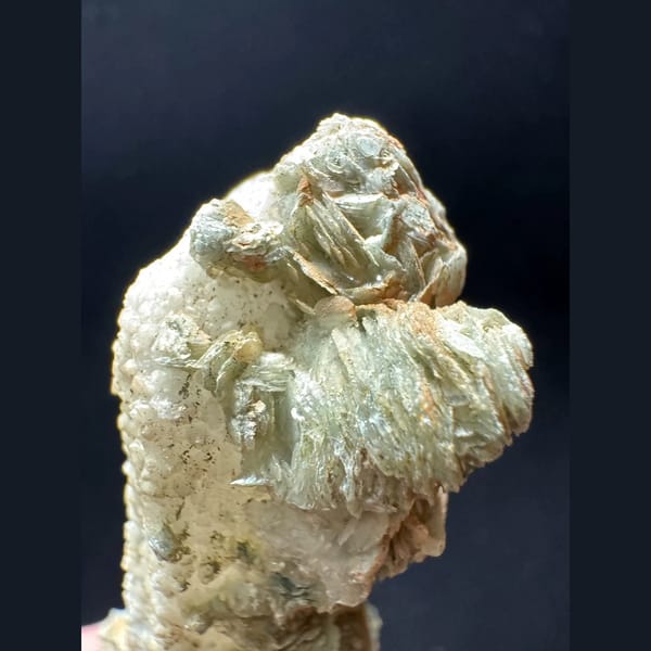 Sugar quartz with green petal calcite and red mud from Inner Mongolia — detail view