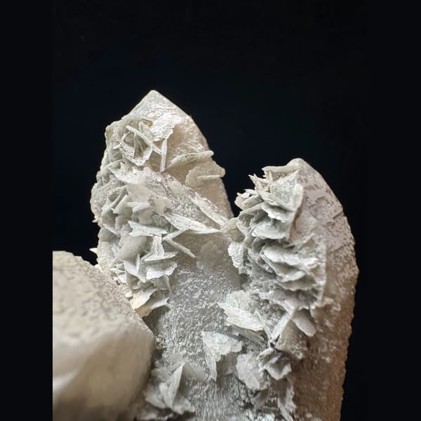 Candle quartz with petal calcite from Inner Mongolia — complete view