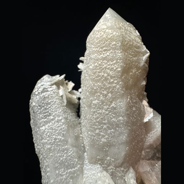 Candle quartz with petal calcite from Inner Mongolia — detail view
