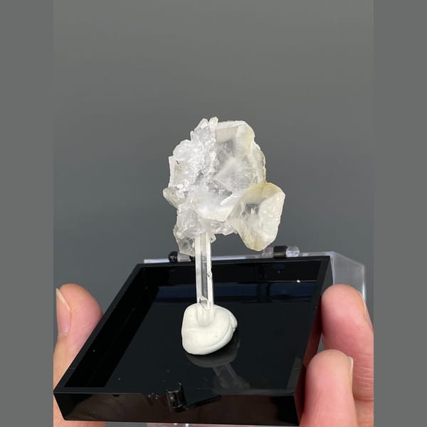 Clear quartz group with tabular barite from Jinkouhe — complete view