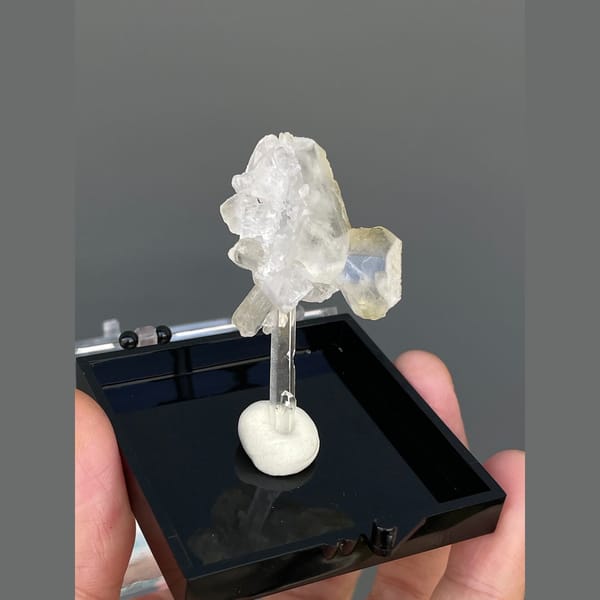 Clear quartz group with tabular barite from Jinkouhe — alternate view