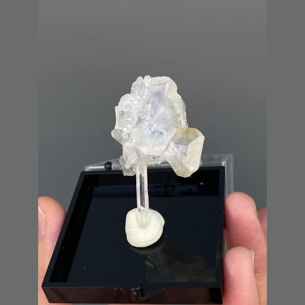 Clear quartz group with tabular barite from Jinkouhe — alternate view