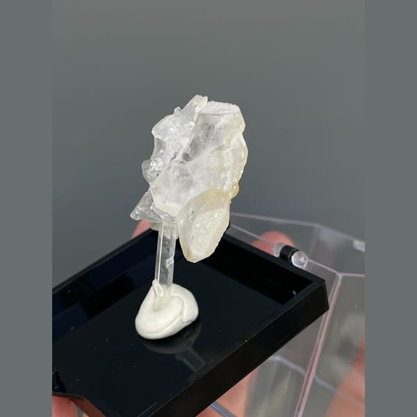 Clear quartz group with tabular barite from Jinkouhe — detail view