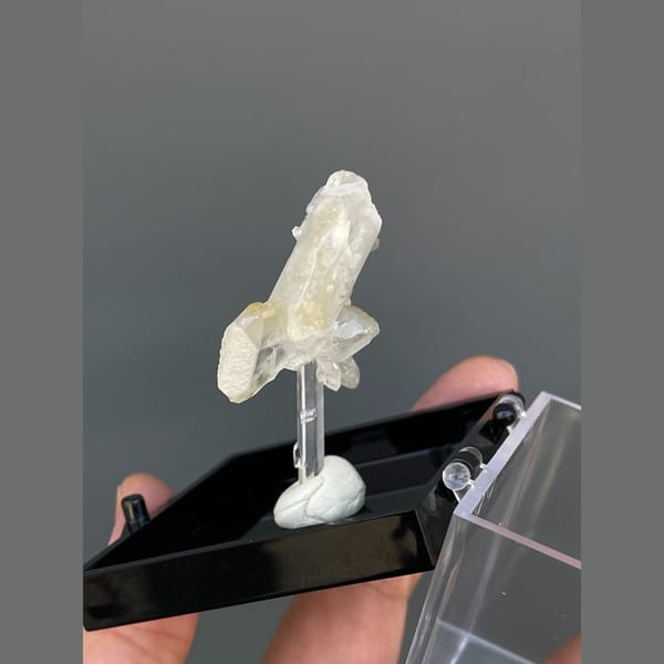 Clear quartz group with tabular barite from Jinkouhe — detail view