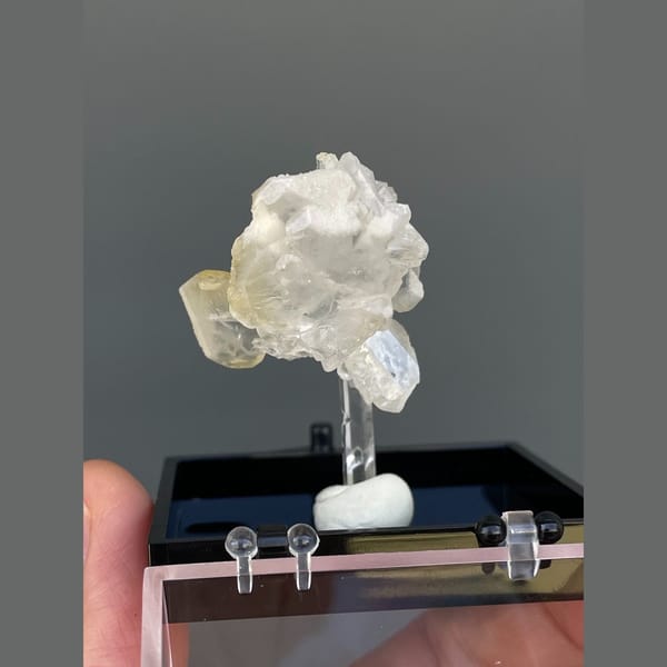 Clear quartz group with tabular barite from Jinkouhe — detail view