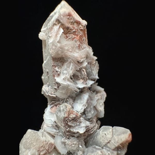 Velvety quartz with calcite and hematite from Inner Mongolia — detail view