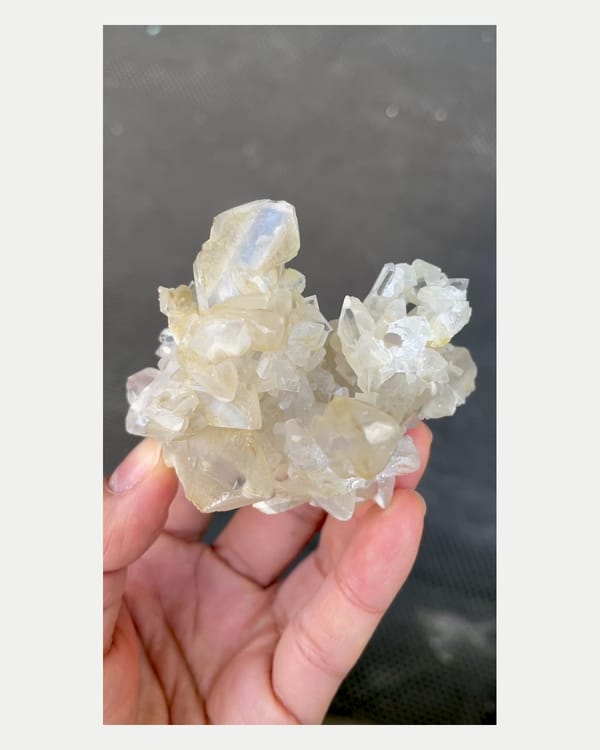 Complete front view of baryte with quartz cluster