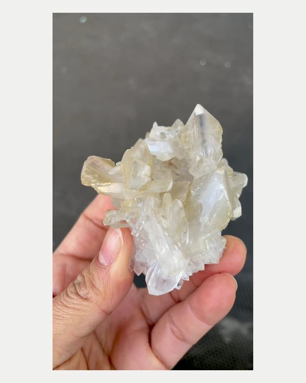 Complete left oblique view of baryte with quartz cluster