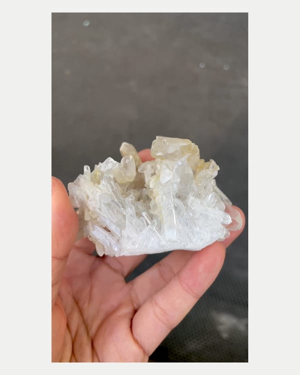 Complete reverse view of baryte with quartz cluster