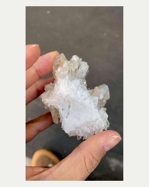 Complete right oblique view of baryte with quartz cluster