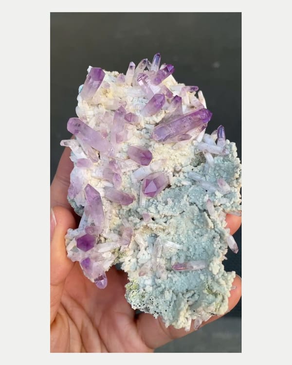 Complete left oblique view of purple cruz quartz cluster