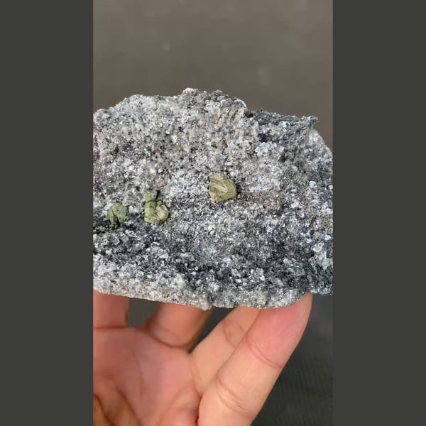 Kesterite with green mushistonite on a sparkling mica plate from Xuebaoding — complete view