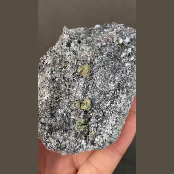 Kesterite with green mushistonite on a sparkling mica plate from Xuebaoding — detail view