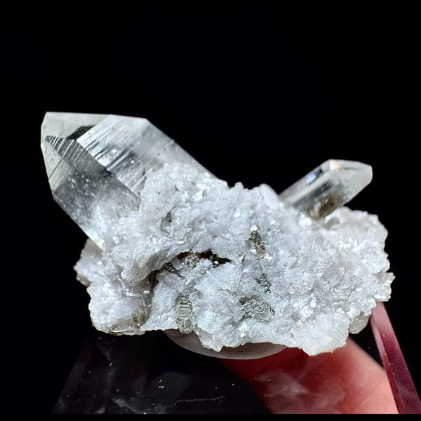 Quartz with scheelite from Yaogangxian — complete view