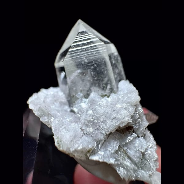 Quartz with scheelite from Yaogangxian — detail view