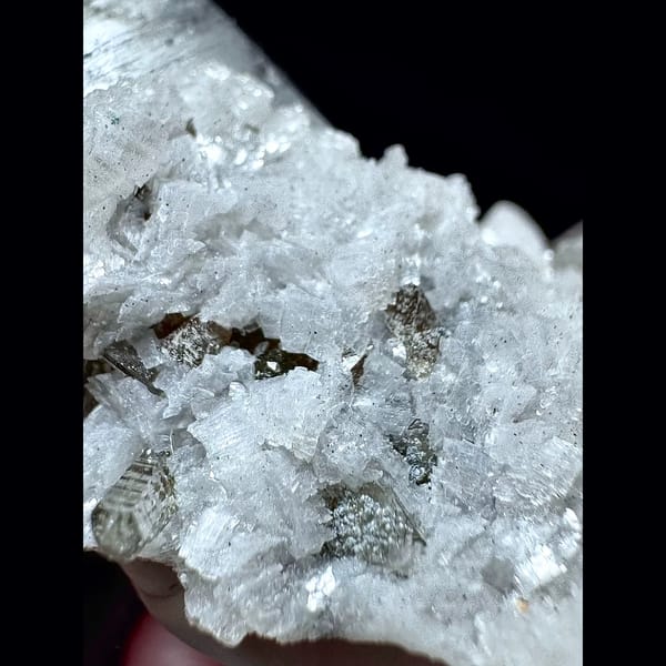 Quartz with scheelite from Yaogangxian — detail view