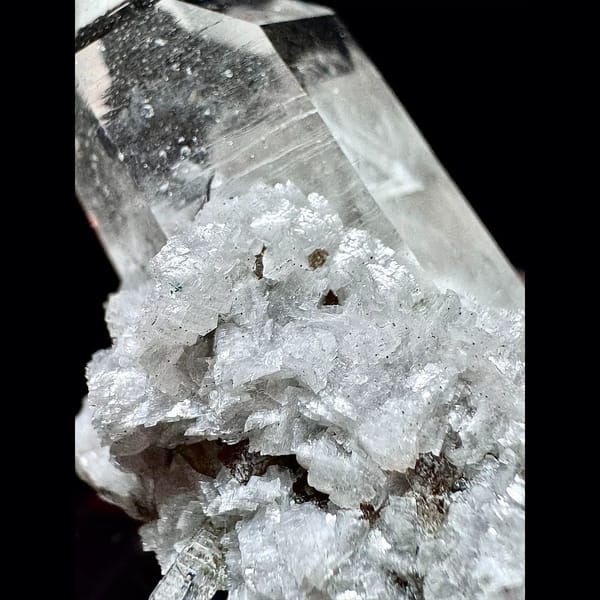 Quartz with scheelite from Yaogangxian — detail view