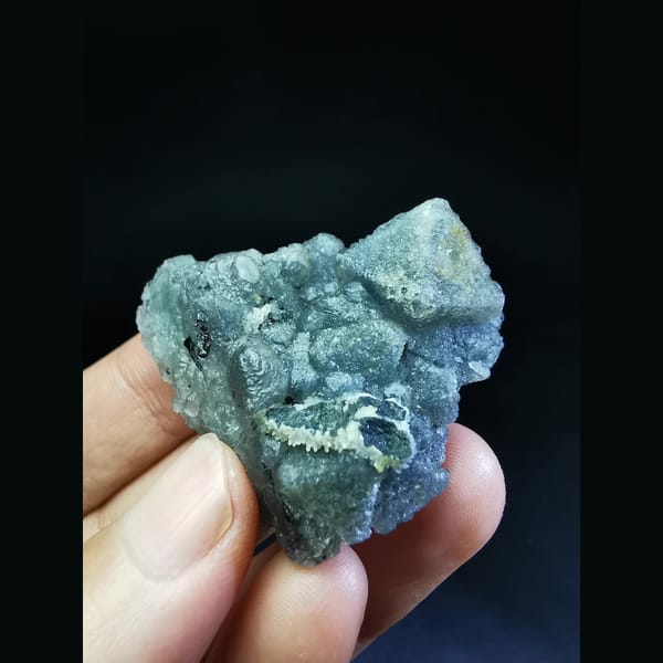 Stepped octahedral blue fluorite from Huanggangliang — complete view