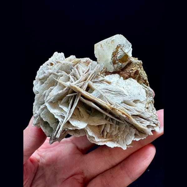 Petal and blocky calcite from Yaogangxian — complete view