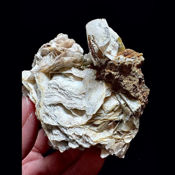 Petal and blocky calcite from Yaogangxian — detail view
